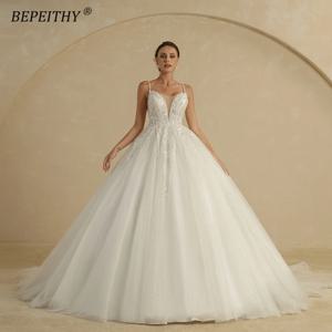BEPEITHY 여성을위한 맞춤형 럭셔리 웨딩 드레스 스파게티 스트랩 V 넥 코트 기차 반짝이 신부 구슬 신부 공 가운