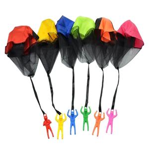 4pcs 색상 무작위 손 던지기 낙하산 비행 장난감 어린이를위한 교육 야외 게임 스포츠 엔터테인먼트 감각 놀이