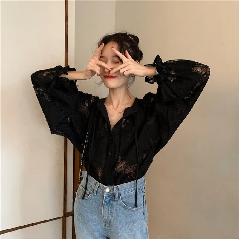 우아한 블랙 레이스 베이스 탑 여성 여름 속이 비치는 V넥 긴팔 버블 소매 훅 디자인 감각적인 패셔너블 출퇴근 스타일