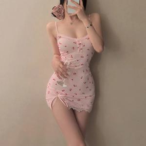 트렌디 핑크 체리 프린트 드레스 여성의 귀여운 장착 미니 나이트 가운 레이스 트림 디테일 스파게티 스트랩 여름 스타일 새로운 패션 핫