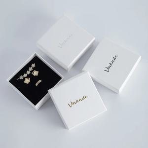 50pcs 크래프트 선물 상자 사용자 정의 로고 블랙 화이트 갈색 종이 작은 케이스 골 판지 반지 귀걸이 여행 보석 포장 판지 상자