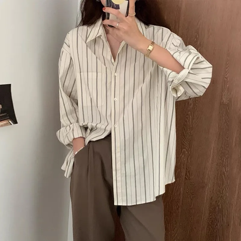 봄과 가을 새로운 세로 줄무늬 셔츠 긴 소매 패션 느슨한 패션 홍콩 스타일 셔츠 접힌 탑 여성 착용