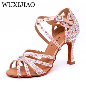 WUXIJIAO 여성 살사 파티 볼룸 신발 라틴 댄스 신발 크고 작은 라인 석 빛나는 청동 피부 블랙 새틴 쿠바 힐 9cm