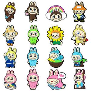 뜨거운 장난감 5-50 PCS 추악한 귀여운 Labubu 신발 매력 장식 무작위 일치하는 PVC 장식 분리형 방수 파티 선물