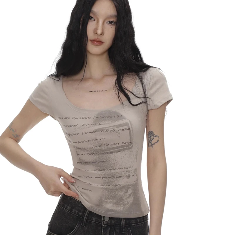 2024 여름 여성 레트로 달콤한 매운 스키니 탑 레이디 콩 그린 캐주얼 티셔츠 소녀 편지 초상화 인쇄 반팔 옷