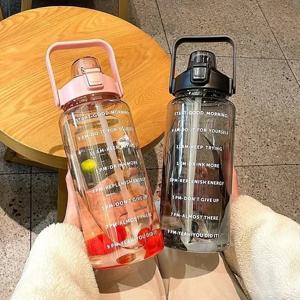 밀짚 휴대용 대용량 물병 피트니스 자전거 컵 시간 마커가있는 여름 냉수 주전자와 2L 스포츠 물병