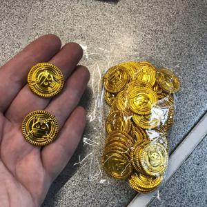 50/100Pcs 해적 금화 플라스틱 가짜 보물 동전 소품 할로윈 장식 어린이 생일 파티 호의 게임 보물 용품