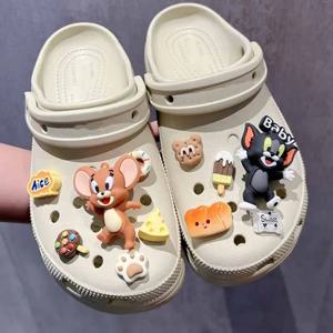 MINISO 톰과 제리 세트 귀여운 만화 신발 매력에 대한 애니메이션 캐릭터 클래식 방해물 X-mas 선물을위한 장식 액세서리