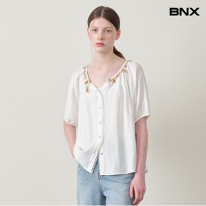 정상가:59,000원 ㅣ 넥 장식 포인트 반팔 셔츠 (BX2BL034L0)