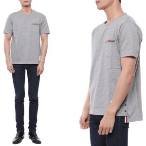 톰브라운  23SS 남성 삼선 포켓 반팔티셔츠 MJS010A 01454 055 23S