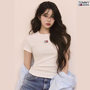 타미진 여성 슬림핏 TOMMY 뱃지 반팔티 T32E1TTO06TWT1