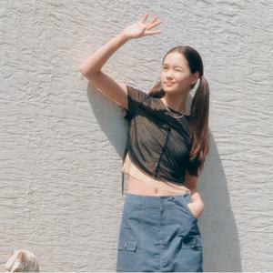 매쉬 배색 크롭 블라우스_T240MBL908W
