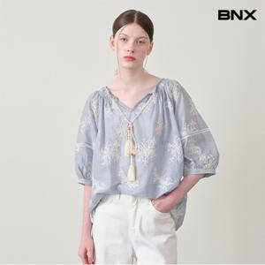 정상가:89,000원 ㅣ 레이스 자수 포인트 반팔 블라우스 (BX2BL033L0)