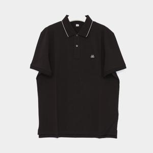 CP컴퍼니 25SS CP로고 스티치 쇼츠 슬리브 카라 반팔 남성 PK티셔츠 18CMPL097A 005263W 999