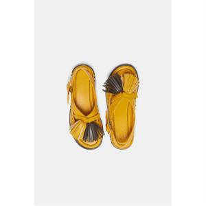 [정상가 358,000원] [김나영 착용] 폼폼 플랫 샌들(yellow)_DG2AM25011YEW