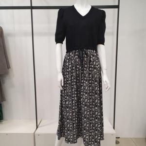 아니베에프 세이브존01 V넥 니트배색 원피스 A34WOP530