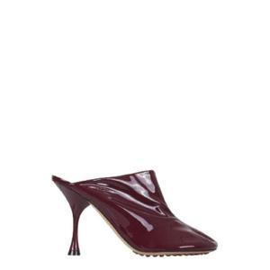BOTTEGA VENETA 페이턴트 램스킨 도트 삭스 뮬 힐 652908