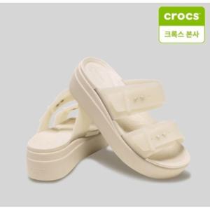 (크록스본사) 브루클린 버클 프로스티드 로우 웨지 샌드스톤 210980-0LH