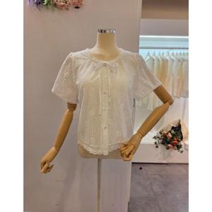 클리지 CP5WBL19 펀칭 자수 라운드 블라우스