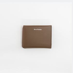 아크네스튜디오 폴디드 카드지갑 CAMEL BROWN FN UX SLGS000105