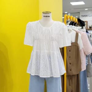 르피타 DP01 꽃자수 아일렛 셔링 블라우스 L242UBL810
