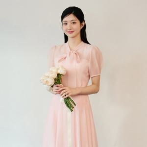 (JJ지고트) 퍼프 슬리브 타이넥 블라우스 GR5A0BL561