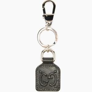 25 SS GUCCI 구찌 GG 로고 엠보 퍼포레이티드 레더 키링 블랙 625607 JD7CN 8111
