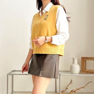 샵앤) 여성 스마일 로고 V넥 니트 조끼 21DS-WVS-3764-머스터드