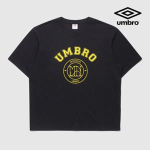 [엄브로] [UMBRO X MOONSUN] 로고 반팔 티셔츠 UQ223CRS43 BLK