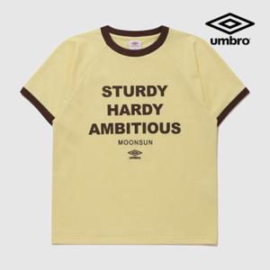 [엄브로][UMBRO X MOONSUN] 링거 레터링 반팔 티셔츠 UQ223CRS41 YEW