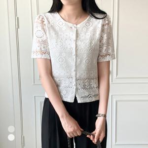 [카라]KARRA 아일렛라운드진주블라우스_A5M0864