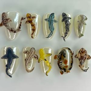 TEMU 10pcs 손으로 만든 착용 가능한 네일 아름다운 달콤한 시원한 바다 생물 3D 상어 고래 디자인 - 컬러풀하고 갈색 스플리싱 대조 다중 모델 - 소녀 및 여성에게 선물할 알몬드 네일 - 젤리 접착제와 네일 파일과 함께