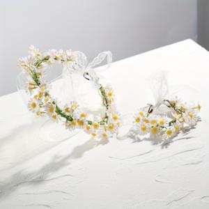 TEMU 스타일 작은 국화 인공 꽃 화환과 팔찌 2개 세트, 결혼식 신부 들러리 헤어 액세서리, 여행용 플로랄 머리 장식 및 손목 꽃 세트 조합, 연회 파티에 적합