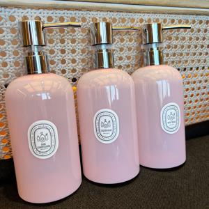 TEMU 삼각형 16.91oz/500ml 재사용 가능한 플라스틱 디스펜싱 병 팩, 샴푸, 샤워 젤, 컨디셔너를 위한 자수정 핑크 욕실 액세서리 용기 - 무향, 누르면 비우는