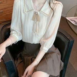 TEMU 우아한 여름 시폰 블라우스, 인형 칼라 & 3/4 소매 - 가벼운 폴리에스터, 비침 없음, 세탁기 사용 가능 - 여성용 완벽, 섬세한 레이스 트림, 리본 디테일, 골지 질감, 갈색 & 흰색 컬러 스키마, 여름 패션 탑 | 인형 칼라 디자인 | 매끄러운 원단