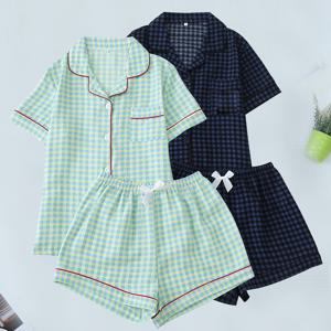 TEMU 청소년용 달콤하고 신선한 파란색과 검정 체크무늬 잠옷 2세트. 반팔 버튼업 상의와 루즈핏 리본 쇼츠가 있는 캐주얼 사계절 여성용 파자마 및 홈웨어 세트, 야외 활동이나 편안한 집에서의 착용에 적합|여름잠옷