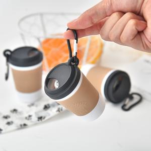 TEMU 휴대용 커피컵 모양 개 똥 봉투 디스펜서 내장형 쓰레기 보관함 포함 - 야외 산책을 위한 핸즈프리 리쉬 클립, 견고한 플라스틱 애완동물 배설물 수거기, 재미있는 디자인 | 안전 뚜껑 디자인, 쓰레기봉투 디스펜서