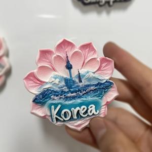 TEMU 1pc 한국 남산 타워 냉장고 자석 - 3D 리프 디자인, 핑크 로터스 꽃 & 산경관, 가정 및 주방 장식에 이상적, 축제 선물 아이디어, 축제 홈 데코 | 전통 한국 디자인 | 내구성 있는 자석, 한국 장식