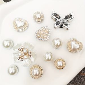 TEMU 12pcs 화이트 럭셔리 꽃 신발 장식 인공 비즈 하트 모양 신발 장식 DIY ABS 라인스톤 블링 나비 신발 액세서리 다기능 신발 클립 장식 여성 여성 샌들 슬라이드 슬리퍼 할로윈 생일 파티 선물