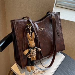 TEMU 지퍼로 닫히는 우아한 레드 토트 백 - 대용량, 여성용 다용도 어깨 및 크로스바디 백, 귀여운 토끼 펜던트 장식 포함, 결혼식 및 특별한 기회에 적합, 웨딩 액세서리|우아한 토트 백|내구성 있는 손잡이, 가방 및 지갑