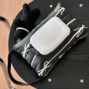 TEMU 차량용 티슈 박스 홀더, 나일론, 블랙 앤 화이트, 뒷좌석 및 유모차에 적합, 여행 및 일상적인 사용을 위한 손쉽게 휴대할 수 있는 젖은 휴지 보관함, 여행 필수품|나비 바운티 스타일|강력한 구조, 차량 액세서리|물티슈