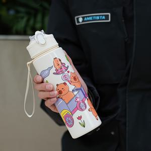 TEMU 1pc 700ml 약 23.6oz 귀여운 만화 애니메이션 카피바라 프린트 물병, 한 버튼 팝업 스푼 컵, 야외 스포츠 레저 플라스틱 물병, 직조 핸들 및 스푼, 야외 캠핑 스포츠 요가 피크닉 학교 생일 선물 데이 선물