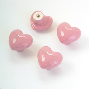 TEMU 4pcs 하트 모양 세라믹 풀 핸들, 폴리시드 메탈 피니시, 가구, 메이크업, 장식 상자, 캐비닛, 서랍, 옷장, 나이트 스탠드, 아크릴 가구에 다용도로 사용할 수 있습니다. 포함된 스크루로 쉽게 설치할 수 있으며, 내구성이 뛰어나고 다양한 색상이 있습니다. 데이 및 어머니의 날 선물에 이상적입니다.