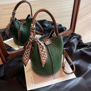 TEMU 여성용 우아한 직조 버킷 백 - 단색으로 세련된 디자인, 스트랩이 분리 가능, 대용량, 통근에 적합, 녹색/흰색/검정색/회색으로 제공, 통근용 어깨 백 | 세련된 버킷 백 | 합성 백