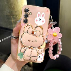 TEMU 삼성 갤럭시 A24 4G 및 A25 5G를 위한 귀여운 토끼 디자인과 24 꽃 스트랩 메이크업 미러가 있는 세련된 폰 케이스, 남성과 여성에게 적합, 스탠드 기능이 있습니다.