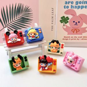 TEMU 6pcs 창의적인 TV-형 레진 키체인, 만화 캐릭터 목걸이 패ンデ트 포함 - DIY 공예 장식, 전원 필요 없음, 집 및 사무실 장식용 글램 스타일, 귀여운 키체인 액세서리, 재미있는 디자인, 내구성 있는 키체인