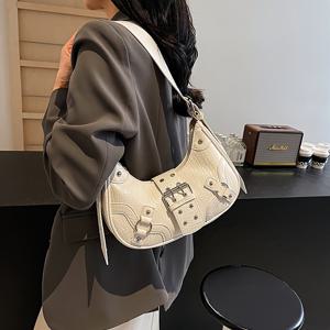 TEMU 크레센트 통근 패션 올매치 모터사이클 숄더백 리벳 2024 개성 신규 플리츠 언더암 메신저 백