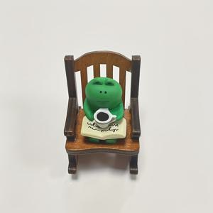TEMU 2개 레진 미니어처 개구리 조각품, 귀여운 책상 및 침실 장식, 다용도 실내 및 실외 수집품, 전기 필요 없음, 완벽한 선물 아이디어