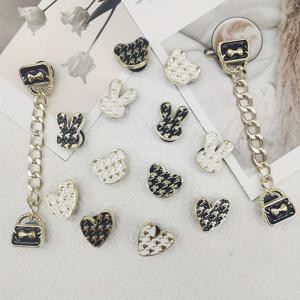 TEMU 14pcs 화이트 블랙 고급 토끼 토끼 신발 자수 블링 체인 핸드백 신발 장식 ABS 분리 가능한 하트 모양 신발 액세서리 다기능 DIY 신발 클립 여성 샌들 슬라이드 슬리퍼 비치 백스 장식 크리스마스 할로윈 생일 파티 선물
