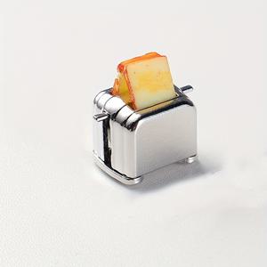 TEMU 미니 금속 토스트기 인형집 액세서리 112 스케일 주방 장식, 2개의 현실적인 빵 슬라이스 - 전원 필요 없음, 반짝이는 금속 마감, 완벽한 부활절 또는 생일 선물, 수집 가능한 홈 장식